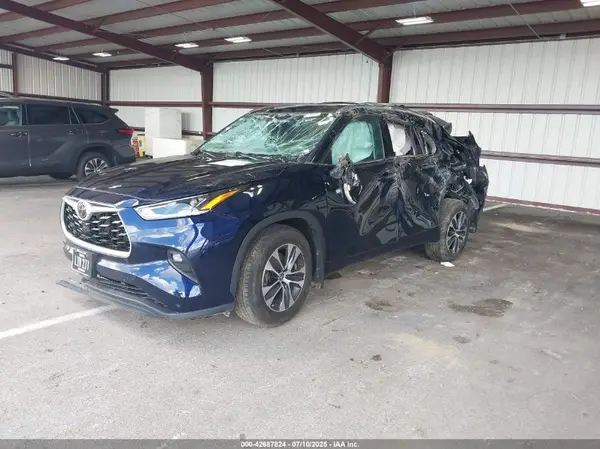 5TDGZRBHXMS559022 2021 TOYOTA HIGHLANDER - Image 2