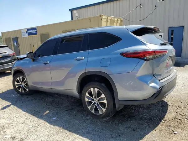5TDGZRBHXNS177476 2022 TOYOTA HIGHLANDER - Image 2