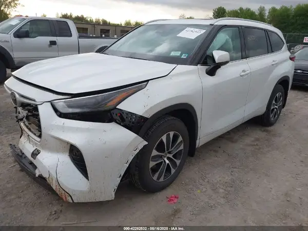 5TDGZRBHXNS178532 2022 TOYOTA HIGHLANDER - Image 2