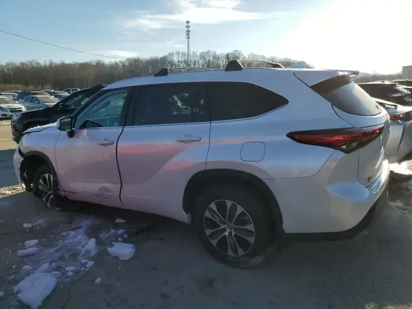 5TDGZRBHXNS235425 2022 TOYOTA HIGHLANDER - Image 2