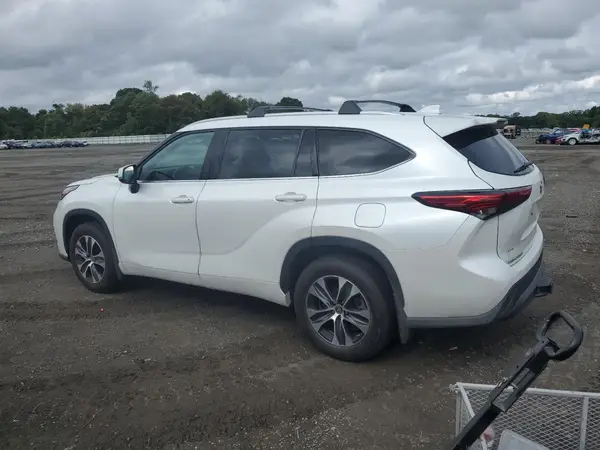 5TDGZRBHXNS243802 2022 TOYOTA HIGHLANDER - Image 2