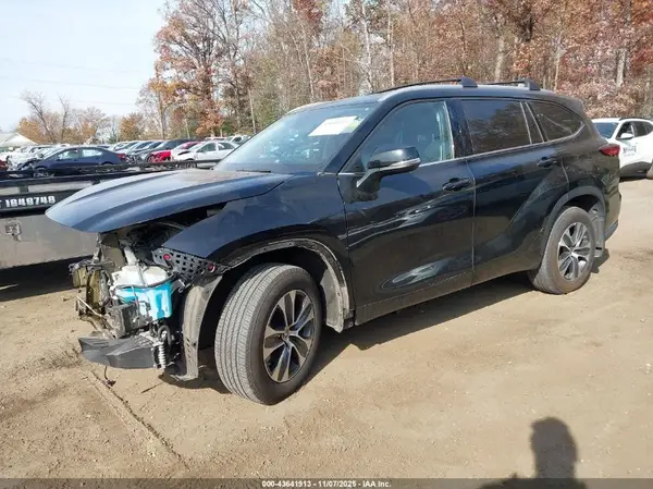 5TDGZRBHXNS560415 2022 TOYOTA HIGHLANDER - Image 2
