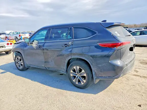 5TDGZRBHXNS577568 2022 TOYOTA HIGHLANDER - Image 2