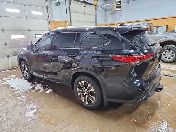 5TDGZRBHXNS585962 2022 TOYOTA HIGHLANDER - Image 2