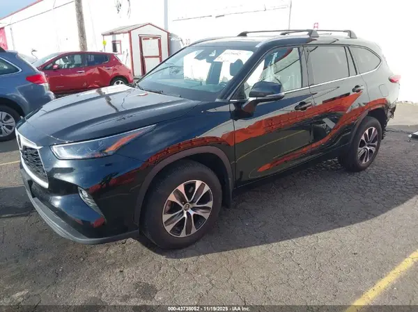5TDGZRBHXNS588649 2022 TOYOTA HIGHLANDER - Image 2