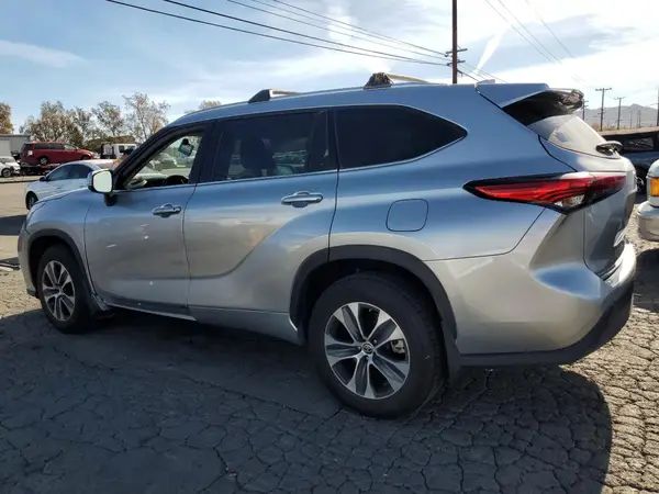 5TDHARAH4NS510669 2022 TOYOTA HIGHLANDER - Image 2