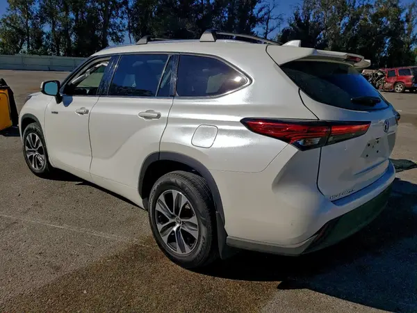 5TDHARAH7MS009404 2021 TOYOTA HIGHLANDER - Image 2