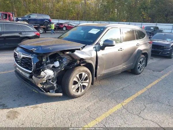 5TDHBRCH0LS512653 2020 TOYOTA HIGHLANDER - Image 2
