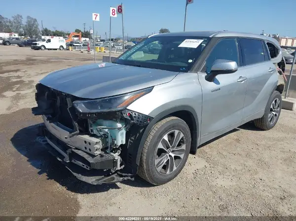 5TDHBRCH0MS517918 2021 TOYOTA HIGHLANDER - Image 2
