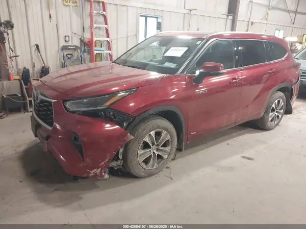 5TDHBRCH0MS520964 2021 TOYOTA HIGHLANDER - Image 2