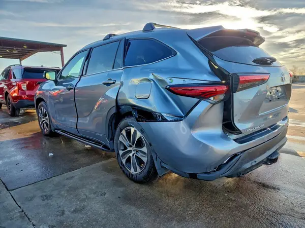 5TDHBRCH0NS104575 2022 TOYOTA HIGHLANDER - Image 2