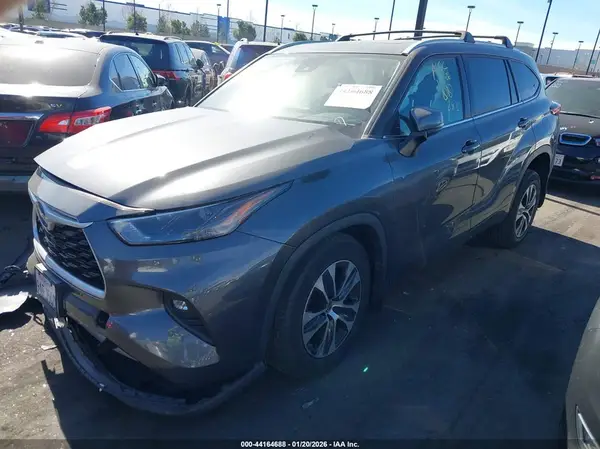 5TDHBRCH0NS549897 2022 TOYOTA HIGHLANDER - Image 2