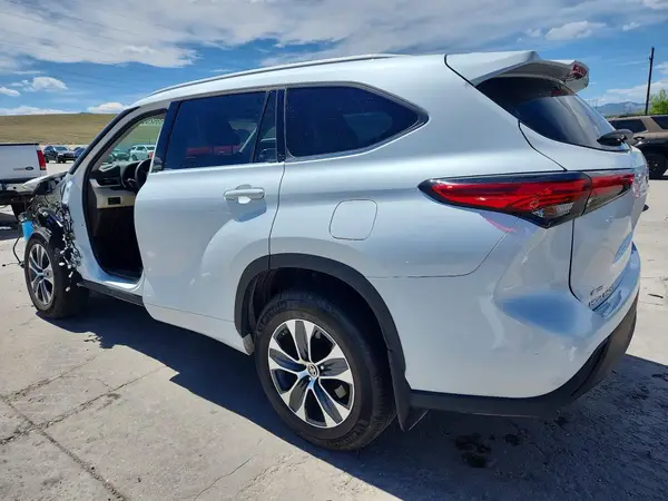 5TDHBRCH0NS554761 2022 TOYOTA HIGHLANDER - Image 2