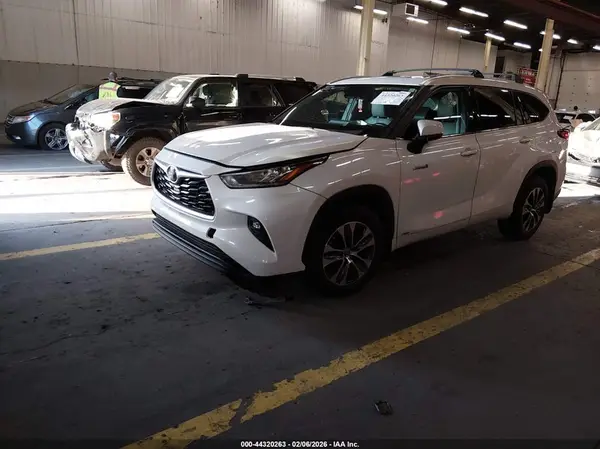 5TDHBRCH1LS505971 2020 TOYOTA HIGHLANDER - Image 2