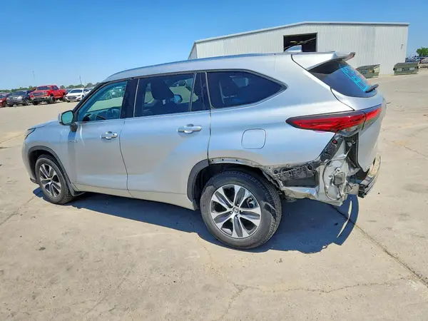 5TDHBRCH1LS507588 2020 TOYOTA HIGHLANDER - Image 2