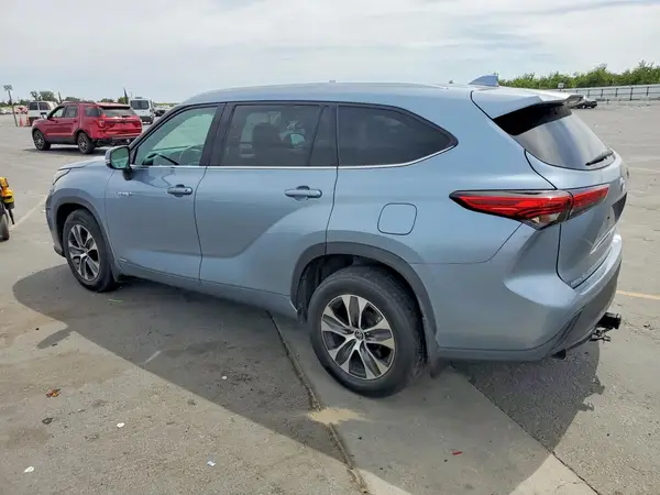 5TDHBRCH1MS020747 2021 TOYOTA HIGHLANDER - Image 2