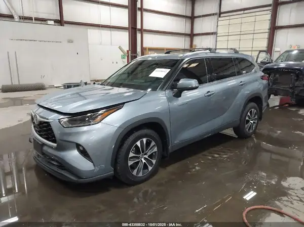 5TDHBRCH1MS023857 2021 TOYOTA HIGHLANDER - Image 2