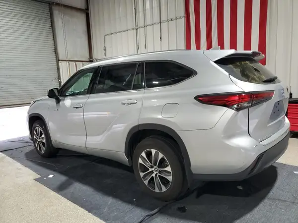 5TDHBRCH1MS033837 2021 TOYOTA HIGHLANDER - Image 2