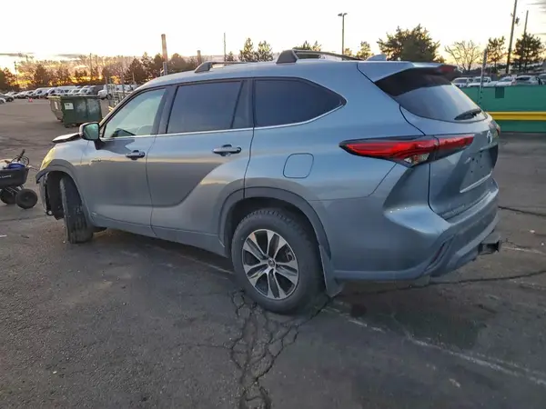 5TDHBRCH2MS028369 2021 TOYOTA HIGHLANDER - Image 2