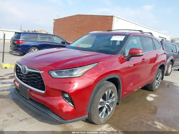 5TDHBRCH2MS038075 2021 TOYOTA HIGHLANDER - Image 2