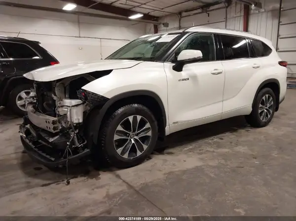 5TDHBRCH2MS515572 2021 TOYOTA HIGHLANDER - Image 2