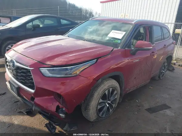 5TDHBRCH2MS517614 2021 TOYOTA HIGHLANDER - Image 2