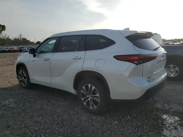 5TDHBRCH2MS526166 2021 TOYOTA HIGHLANDER - Image 2