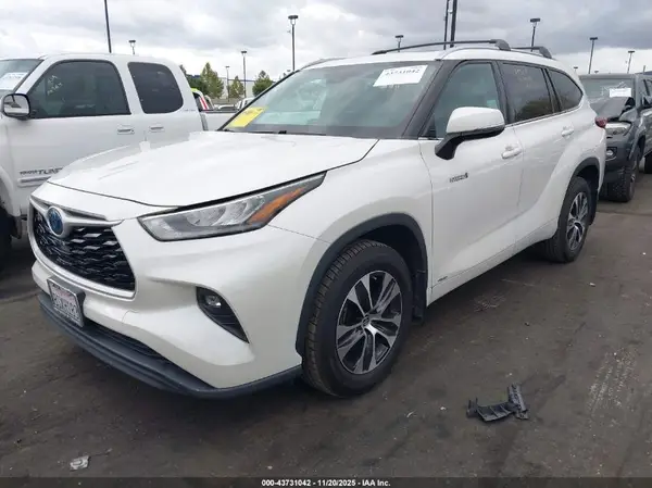 5TDHBRCH3LS511156 2020 TOYOTA HIGHLANDER - Image 2