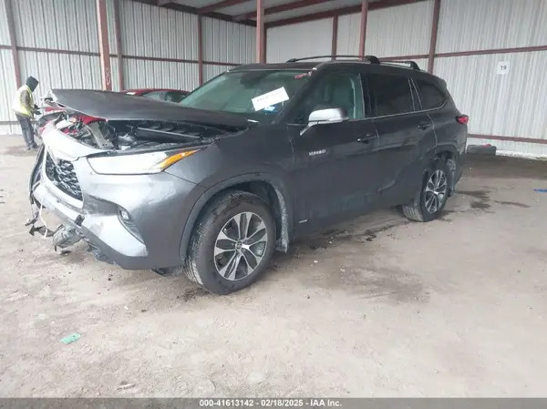 5TDHBRCH3LS513683 2020 TOYOTA HIGHLANDER - Image 2