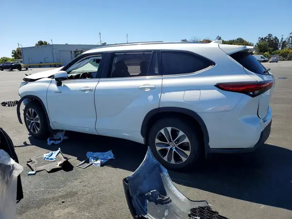5TDHBRCH3MS516777 2021 TOYOTA HIGHLANDER - Image 2