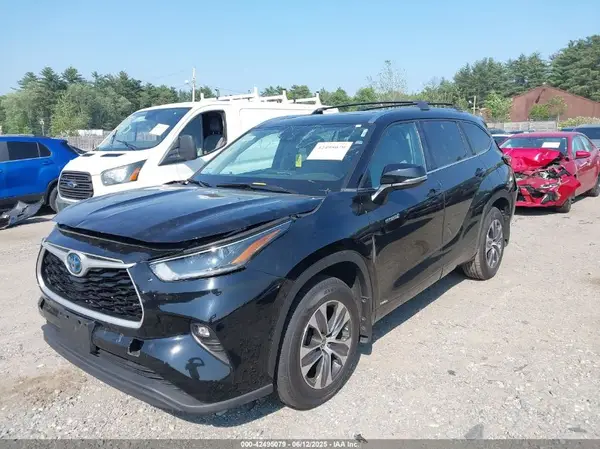 5TDHBRCH3MS524975 2021 TOYOTA HIGHLANDER - Image 2