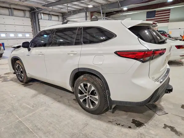 5TDHBRCH3MS527598 2021 TOYOTA HIGHLANDER - Image 2