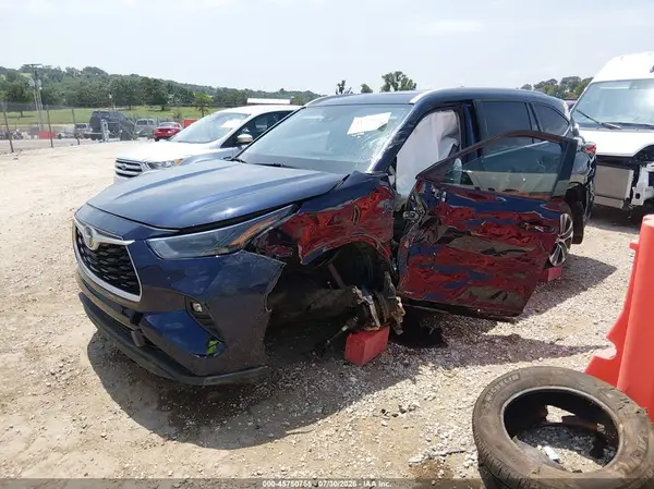 5TDHBRCH3NS547593 2022 TOYOTA HIGHLANDER - Image 2