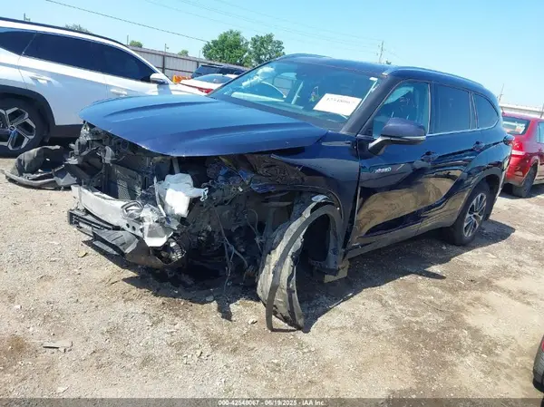 5TDHBRCH4LS509870 2020 TOYOTA HIGHLANDER - Image 2