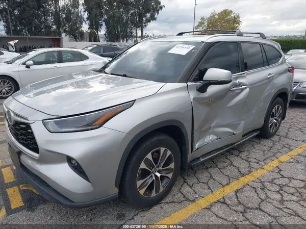 5TDHBRCH4MS536147 2021 TOYOTA HIGHLANDER - Image 2