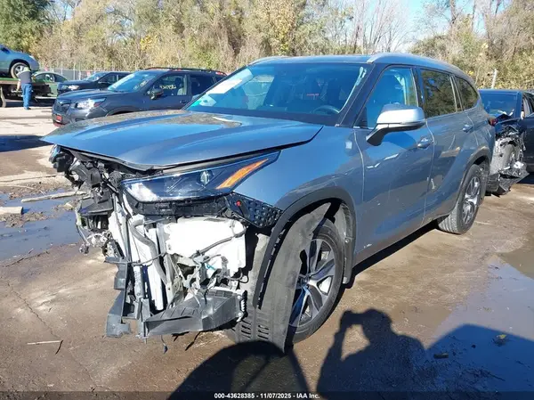 5TDHBRCH4NS091734 2022 TOYOTA HIGHLANDER - Image 2