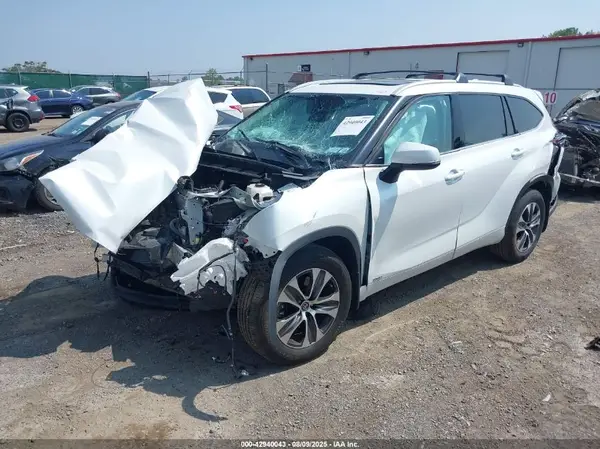 5TDHBRCH4NS546890 2022 TOYOTA HIGHLANDER - Image 2