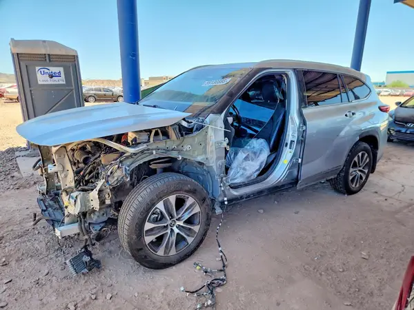 5TDHBRCH4NS557839 2022 TOYOTA HIGHLANDER - Image 2