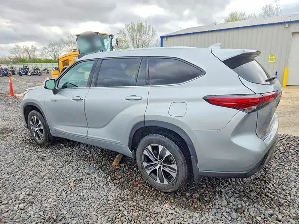 5TDHBRCH5MS025594 2021 TOYOTA HIGHLANDER - Image 2