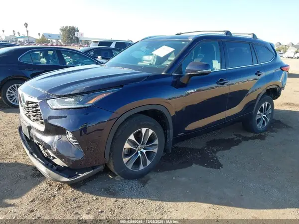 5TDHBRCH5MS047403 2021 TOYOTA HIGHLANDER - Image 2