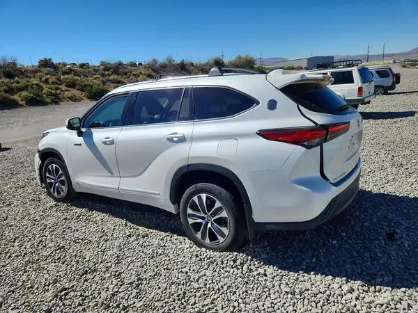 5TDHBRCH5MS050849 2021 TOYOTA HIGHLANDER - Image 2
