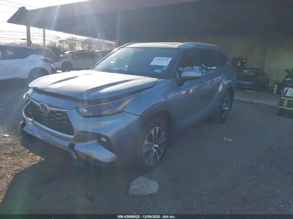 5TDHBRCH5NS077826 2022 TOYOTA HIGHLANDER - Image 2