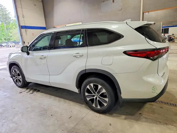 5TDHBRCH5NS538068 2022 TOYOTA HIGHLANDER - Image 2