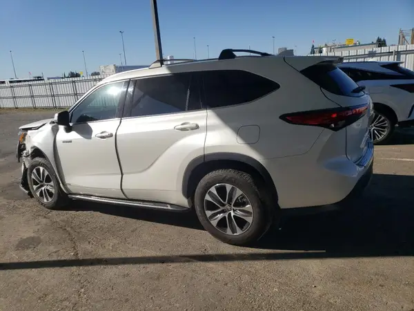 5TDHBRCH6LS506257 2020 TOYOTA HIGHLANDER - Image 2