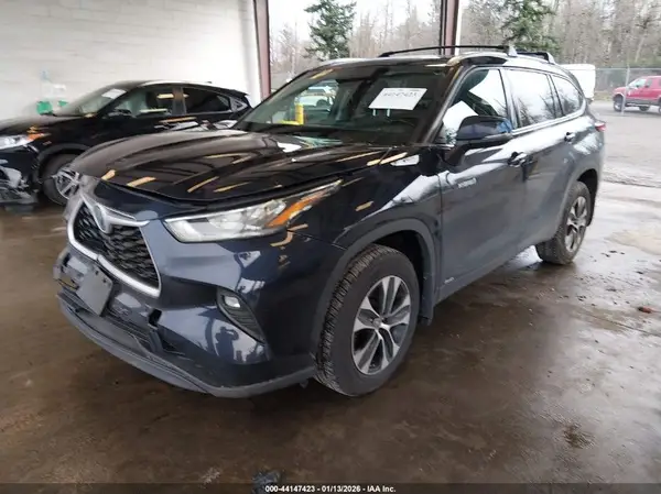 5TDHBRCH6LS507165 2020 TOYOTA HIGHLANDER - Image 2