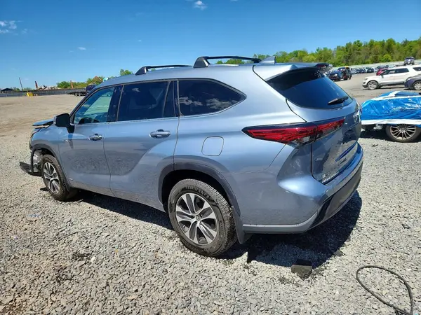 5TDHBRCH6MS057826 2021 TOYOTA HIGHLANDER - Image 2