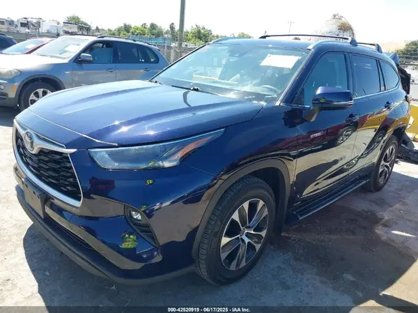 5TDHBRCH6MS516952 2021 TOYOTA HIGHLANDER - Image 2