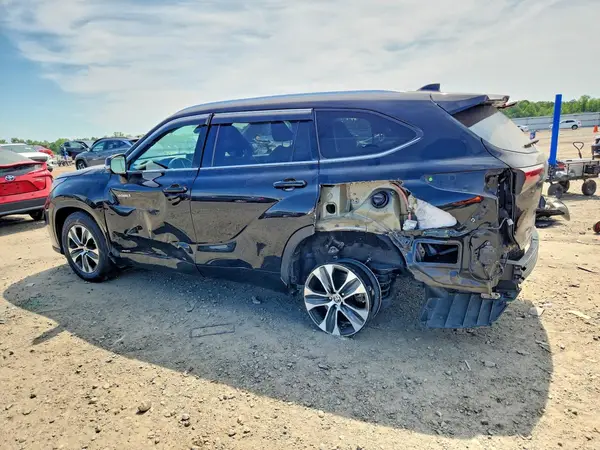 5TDHBRCH6MS521648 2021 TOYOTA HIGHLANDER - Image 2
