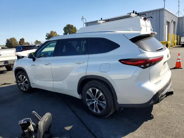 5TDHBRCH6MS528440 2021 TOYOTA HIGHLANDER - Image 2