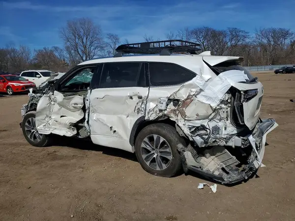 5TDHBRCH7MS520637 2021 TOYOTA HIGHLANDER - Image 2